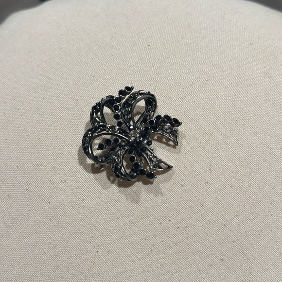 Vintage Signed MONET Geometric black Rhinestone BROOCH Pin - Picture 2 of 4